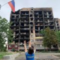 Zniszczony blok mieszkalny w Mariupolu