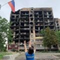 Zniszczony blok mieszkalny w Mariupolu