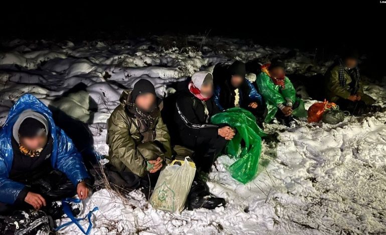 Sytuacja na granicy z Białorusią eskaluje. Strumień migrantów przekierowany na Polskę