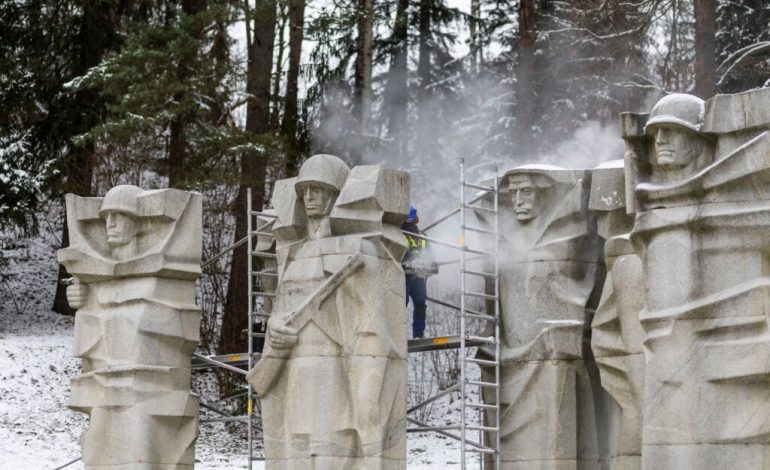 Wilno: Z cmentarza na Antokolu znikają rzeźby sowieckich żołnierzy