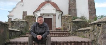 Autor przed kościołem w Sołach. Fot: Piotr Karwecki