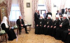 Pracowity szpieg i tytoniowo-alkoholowy oligarcha. Szwajcarska gazeta o przeszłości i teraźniejszości patriarchy Putina