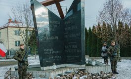 Na Podlasiu odsłonięto pierwszy w Polsce pomnik ofiar "operacji polskiej" NKWD