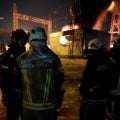 Strażacy gaszą pożar w stacji energetycznej po rosyjskim ataku powietrznym