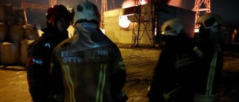 Strażacy gaszą pożar w stacji energetycznej po rosyjskim ataku powietrznym