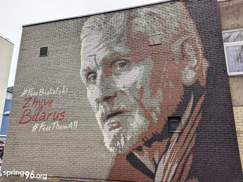 Mural z Alesiem Bialackim w Wilnie. Fot: spring96.org