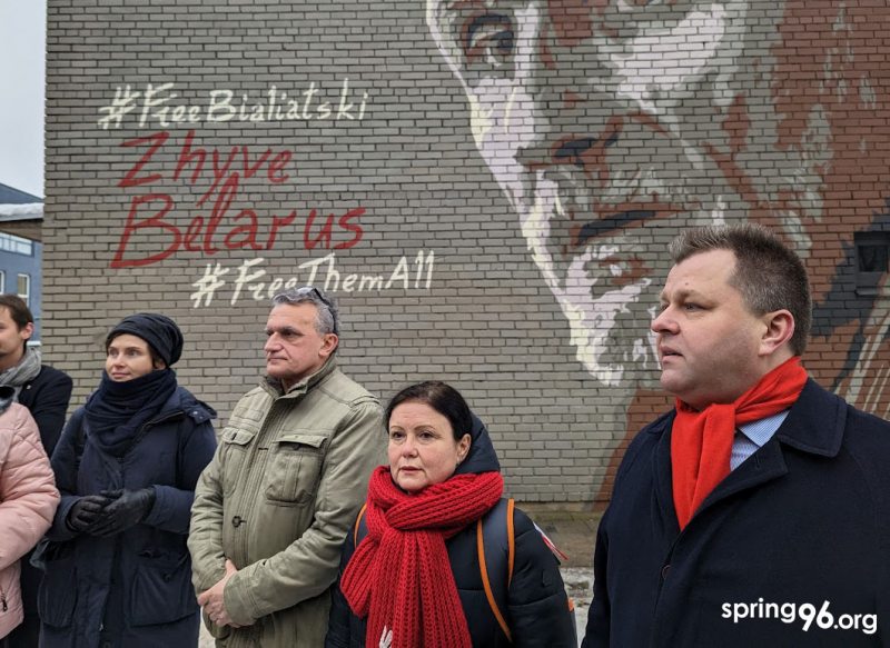 Mural z Alesiem Bialackim w Wilnie. Fot: spring96.org