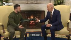 Ten moment, gdy Zełenski wręczył Bidenowi list od ukraińskiego żołnierza (WIDEO)