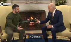 Ten moment, gdy Zełenski wręczył Bidenowi list od ukraińskiego żołnierza (WIDEO)