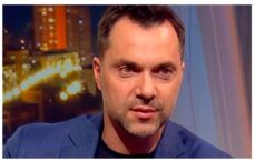 Arestowycz: Kto komu śmiał się w twarz i zmuszał Ukrainę do ustępstw