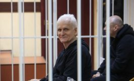 Noblista przetrzymywany w klatce. W Mińsku rozpoczyna się proces Alesia Bialackiego i kierownictwa „Wiasny” (FOTO)