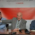 Zianon Pazniak na jednym ze spotkań we Lwowie. Po jego prawej stronie siedzi ukraiński politolog Jewhen Magda, a po lewej Paweł Usow. Zdjęcie: zahidfront.com.ua