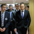 Péter Szijjártó (po lewej) podczas spotkania ministrów spraw zagranicznych w Brukseli