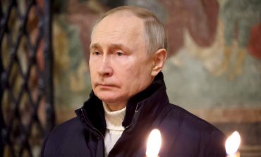 W całkowitym osamotnieniu. Putin na nabożeństwie bożonarodzeniowym (FOTO)