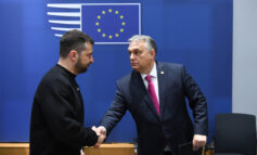 Politico: Węgry potajemnie pomagają Ukrainie w dostawie broni