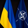 Flagi Ukrainy i NATO