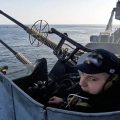 Ukraiński marynarz obsługujący karabin okrętowy