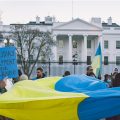 Zdjęcie ilustarcyjne. Flaga ukraińska przed Białym Domem w Waszyngtonie. Fot: Gayatri Malhotra/Unsplash.com
