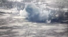 Płonący czołgista wroga ucieka z pola bitwy (WIDEO)