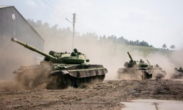 Armia Putina wprowadza na Ukrainę czołgi z lat '60