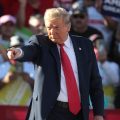 Donald Trump podczas wiecu wyborczego w Arizonie
