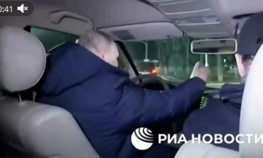 Nocny rajd po okupowanym Mariupolu. Putin za kierownicą (WIDEO)