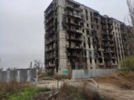 W Mariupolu podczas rozbiórki ruin budynku Rosjanie wyrzucili na składowisko śmieci 130 zwłok zabitych cywilów