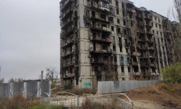 W Mariupolu podczas rozbiórki ruin budynku Rosjanie wyrzucili na składowisko śmieci 130 zwłok zabitych cywilów