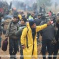 Migranci na przejściu granicznym w Bruzgach, po stronie białoruskiej, 2021. Zdjęcie: BelTA