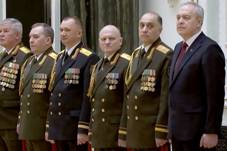 Od lewej: Przewodniczący Komitetu Granicznego Anatolij Lapo, minister obrony Wiktor Chrenin, minister spraw wewnętrznych Iwan Kubrakow, szef KGB Iwan Tertel, sekretarz Rady Bezpieczeństwa Aleksander Wolfowicz i szef Administracji Prezydenta Igor Siergiejenko, na ceremonii u Aleksandra Łukaszenki 7 marca. Fot: printscreen. nashaniva.com