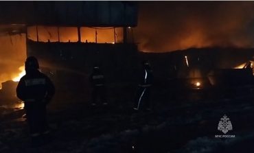 „Wybucha i płonie” – pożar na przedmieściach Moskwy. Płonie magazyn z militariami