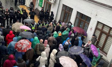 Wierni putinowskiej cerkwi na Ukrainie utrudniają urzędnikom państwowym inwentaryzację ławry Peczerskiej w Kijowie