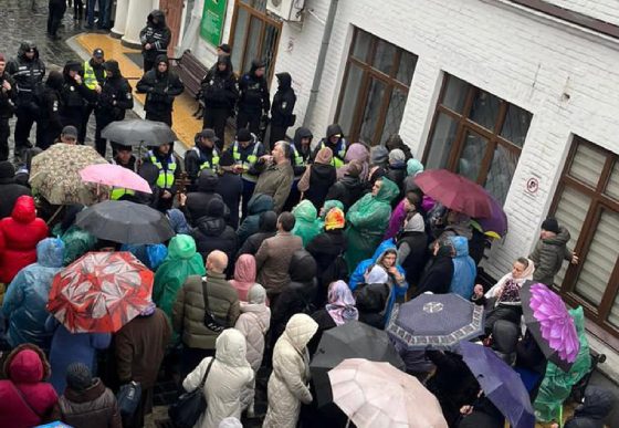 Wierni putinowskiej cerkwi na Ukrainie utrudniają urzędnikom państwowym inwentaryzację ławry Peczerskiej w Kijowie