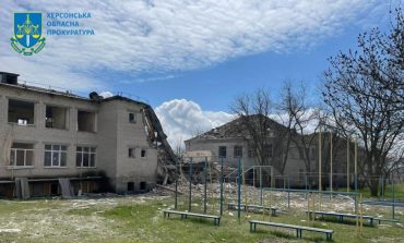 Rosjanie ostrzelali osady i zbombardowali szkołę w obwodzie chersońskim. Są ofiary śmiertelne