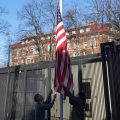 Pracownicy ambasady USA w Mińsku opuszczają flagę. 28 lutego 2022 Zdjęcie: twitter.com/USAmbBelarus