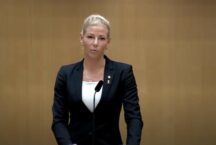 „Spojrzałam na mój drogi garnitur i pomyślałam: Co ja tu jeszcze robię?”. Szwedzka polityk wstąpiła do ukraińskiej armii