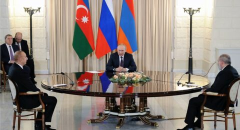 Kolorowa fotografia prezydenta Azerbejdżanu Ilhama Alijewa, prezydenta Federacji Rosyjskiej Władimira Putina i premiera Armenii Nikoli Paszyniana podczas rozmów w Soczi, 31 października 2022 r.