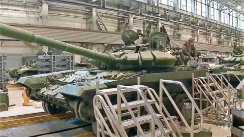 Kolorowa fotografia z produkcji czołgów w rosyjskiej fabryce zbrojeniowej Uralvagonzavod