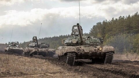 Kolorowa fotografia rosyjskich czołgów w szyku marszowym