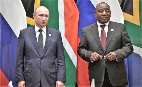 Kolorowa fotografia ze spotkania prezydenta Federacji Rosyjskiej Władimira Putina i prezydenta Republiki Południowej Afryki Cyrila Rampahosaya