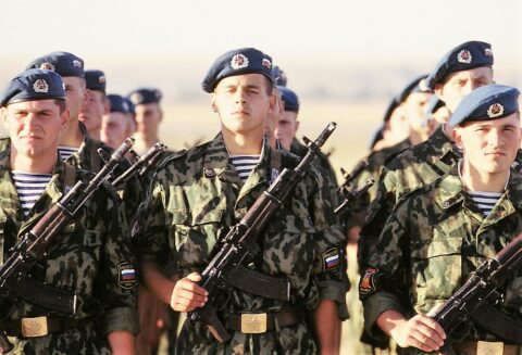 Kolorowa fotografia rosyjskich spadochroniarzy – żołnierzy Wojsk Powietrznodesantowych Federacji Rosyjskiej