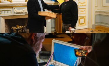 Na znak szacunku dla bohaterstwa Ukrainy. Prezydent Czech wręczył Zełenskiemu oryginalny prezent