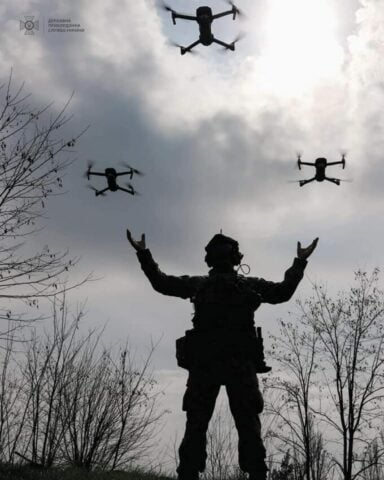 Chirurgiczne uderzenie ukraińskiego drona w rosyjski zwiad kawaleryjski. Wierzchowce uszły (WIDEO)