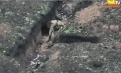 Niesamowite: Ukraiński dron wziął do niewoli ocalałego pod Bachmutem okupanta (WIDEO)