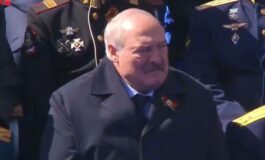 Łukaszenka ledwo idzie na paradę z Putinem (WIDEO)