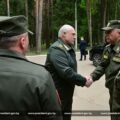 Aleksander Łukaszenka z dowództwem wojskowym 15.05.2023. Fot: belta.by