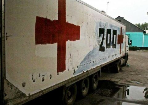 Kolorowa fotografia ciężarówki z kontenerem do przewożenia poległych rosyjskich żołnierzy, oznaczona kodem „200”; „Gruz 200” – „Ładunek 200” to wojskowy symbol transportu zwłok