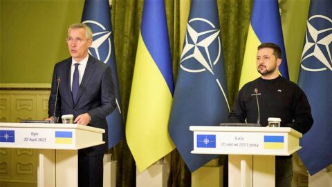 Kolorowa fotografia sekretarza generalnego NATO Jensa Stoltenberga i prezydenta Ukrainy Wołodymyra Zełenskiego