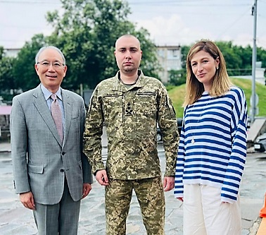 Kolorowa fotografia ze spotkanie gen. Kyryło Budanowa z ambasadorem Japonii na Ukrainie i wiceminister Emine Dżeppar