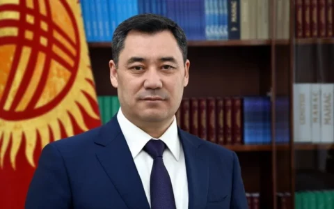 Kolorowa fotografia prezydenta Kirgistanu Sadyra Dżaparowa